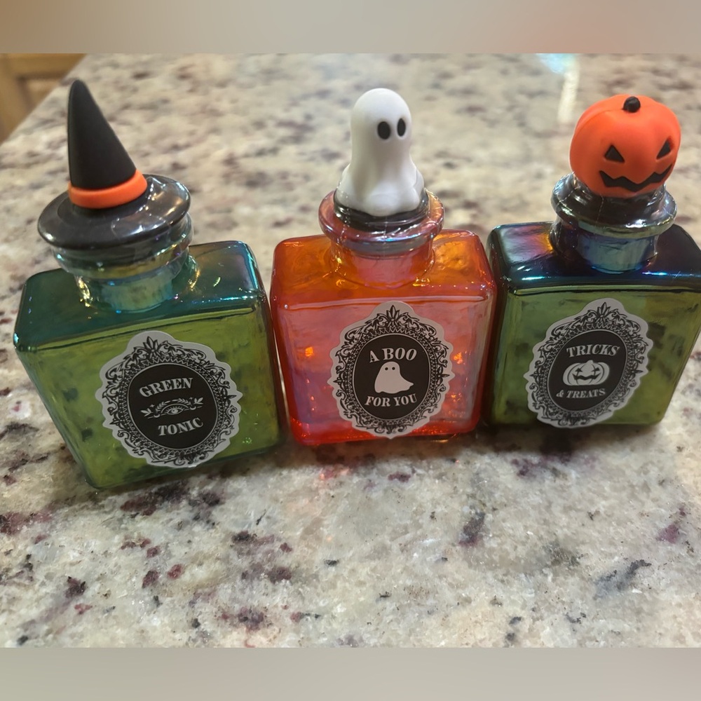 3 mini glass Halloween bottles pumpkin ghost & witch hat new for 2025